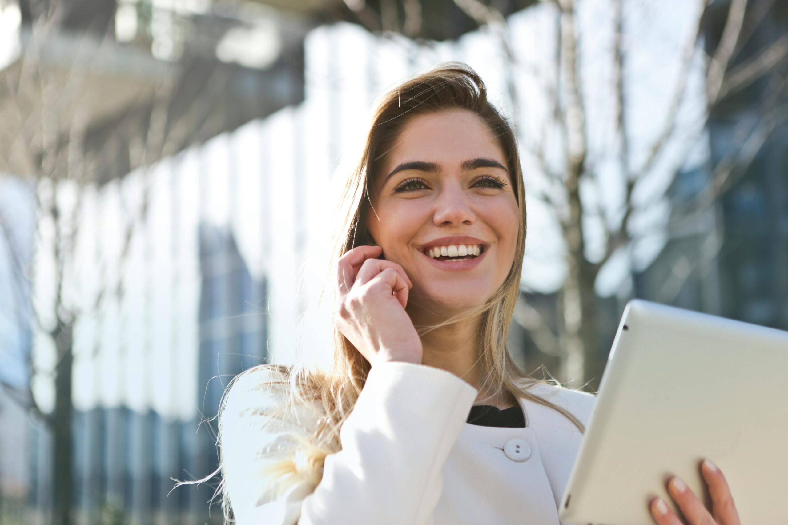 A direct saleswoman holding a tablet.